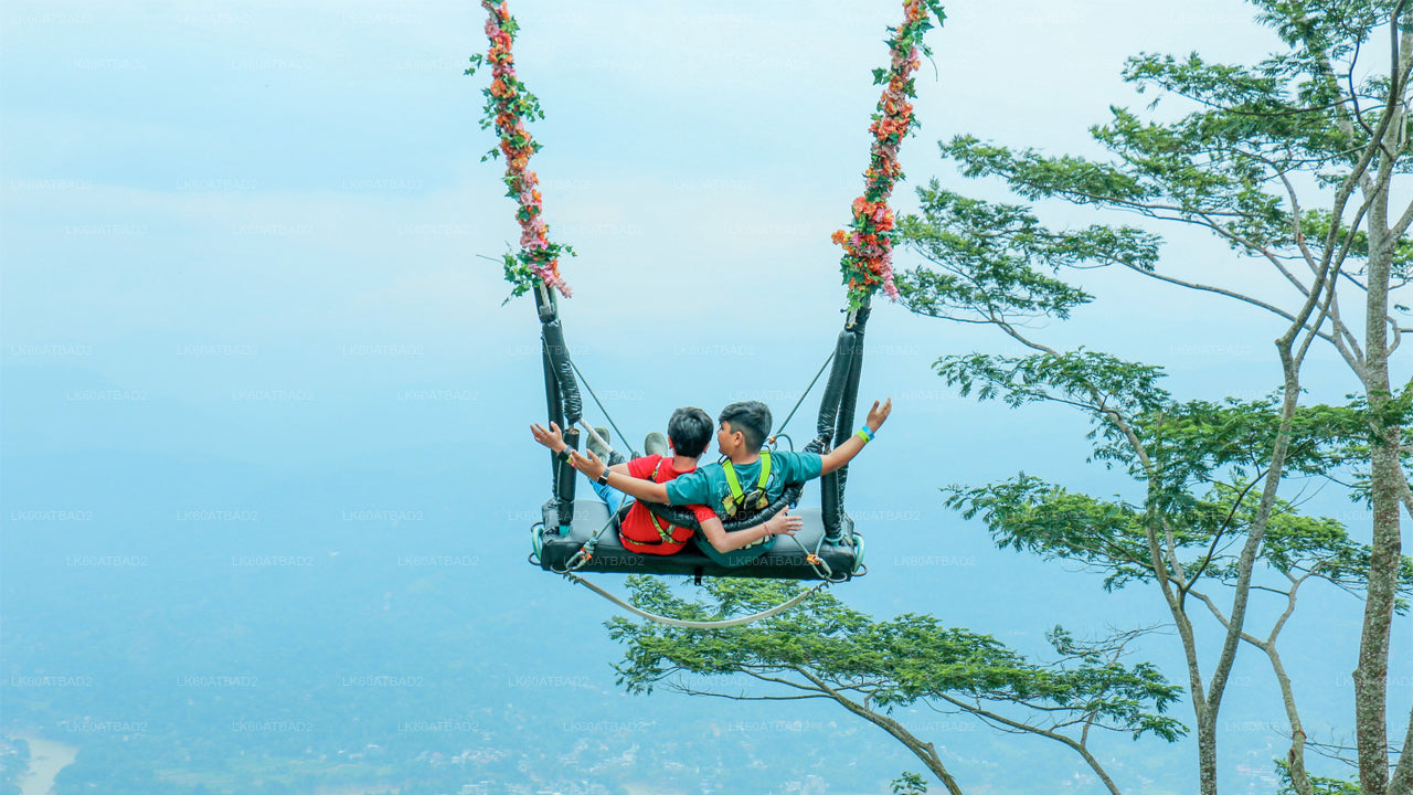 Altalena ad Ambuluwawa con vista panoramica su Kandy