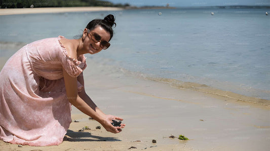 Rilascio di una tartaruga neonata da Kosgoda