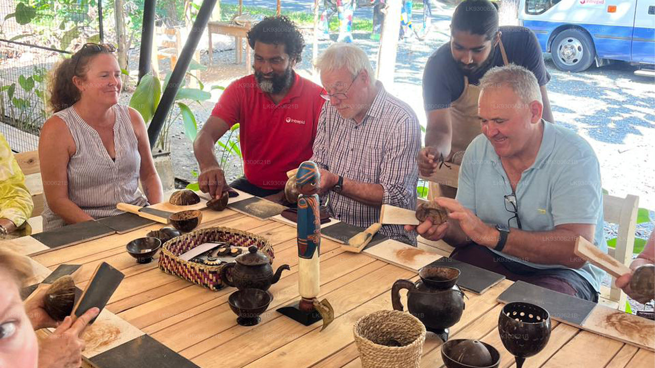 Esperienze pratiche di lavorazione di gusci di cocco e bambù a Sigiriya