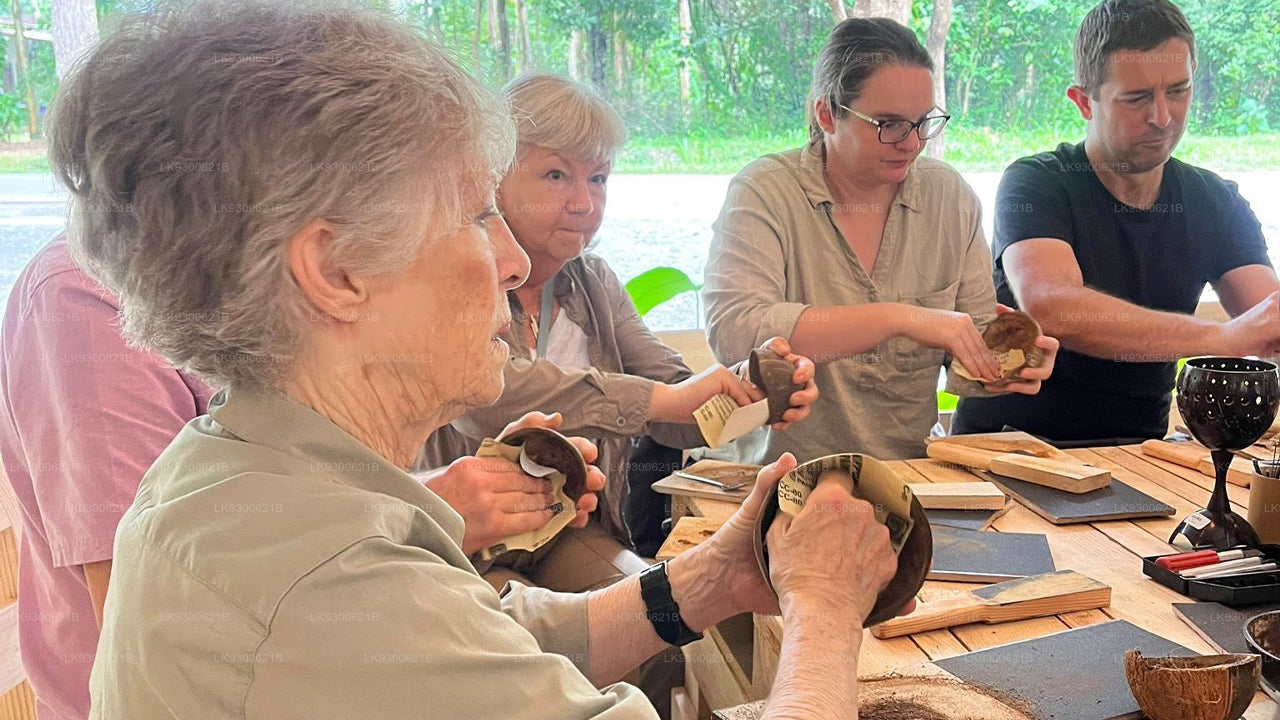 Esperienze pratiche di lavorazione di gusci di cocco e bambù a Sigiriya