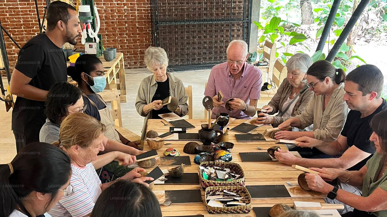 Esperienze pratiche di lavorazione di gusci di cocco e bambù a Sigiriya