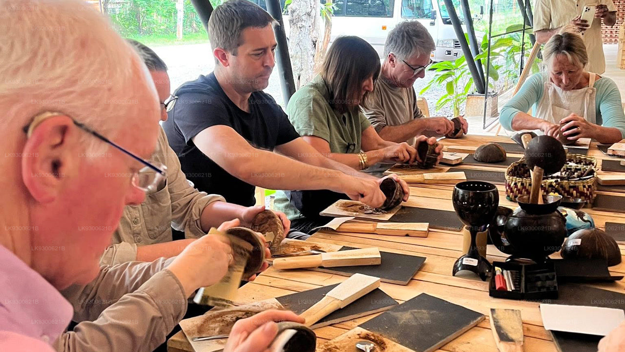 Esperienze pratiche di lavorazione di gusci di cocco e bambù a Sigiriya